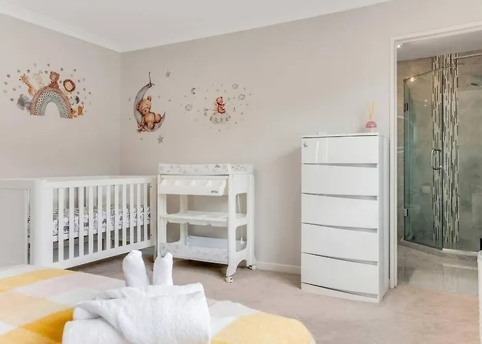 5 Bdr Flat Bush Mansion - Central Aircon, Fast Wifi, Pool Table, Netflix And More!