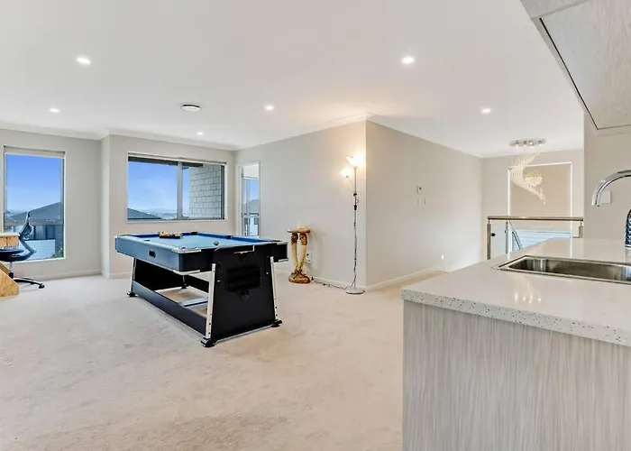 5 Bdr Flat Bush Mansion - Central Aircon, Fast Wifi, Pool Table, Netflix And More!