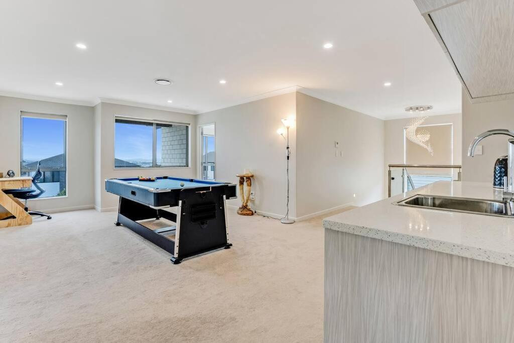 5 Bdr Flat Bush Mansion - Aircon, Fast Wifi, Pool Table, Netflix And More! Auckland